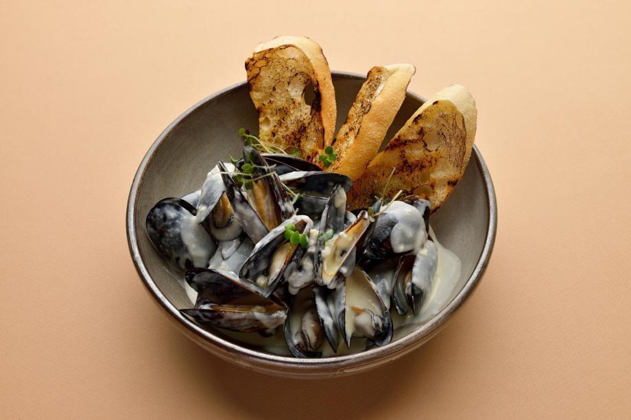 мидии "блю чиз" в котелке. мидии в голубом сыре. соте из мидий в соусе дор блю. мидии "блю чиз" в котелке. мидии с голубым сыром.