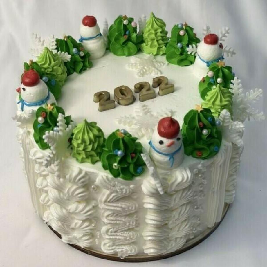 Хороший торт новогодний. Новогодний торт 8 классу. Торт на новый год. Присыпки на торт новогодние. Новогодний тортик круглый.