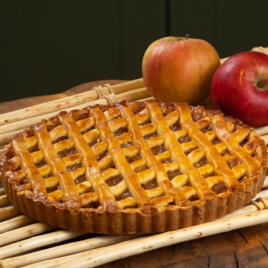 Песочное тесто с яблоками в духовке рецепт. Пирог с яблоками. Песочный пирог с яблоками. Пирок с яблоками и корицей. Пирог с яблоком и корицей.