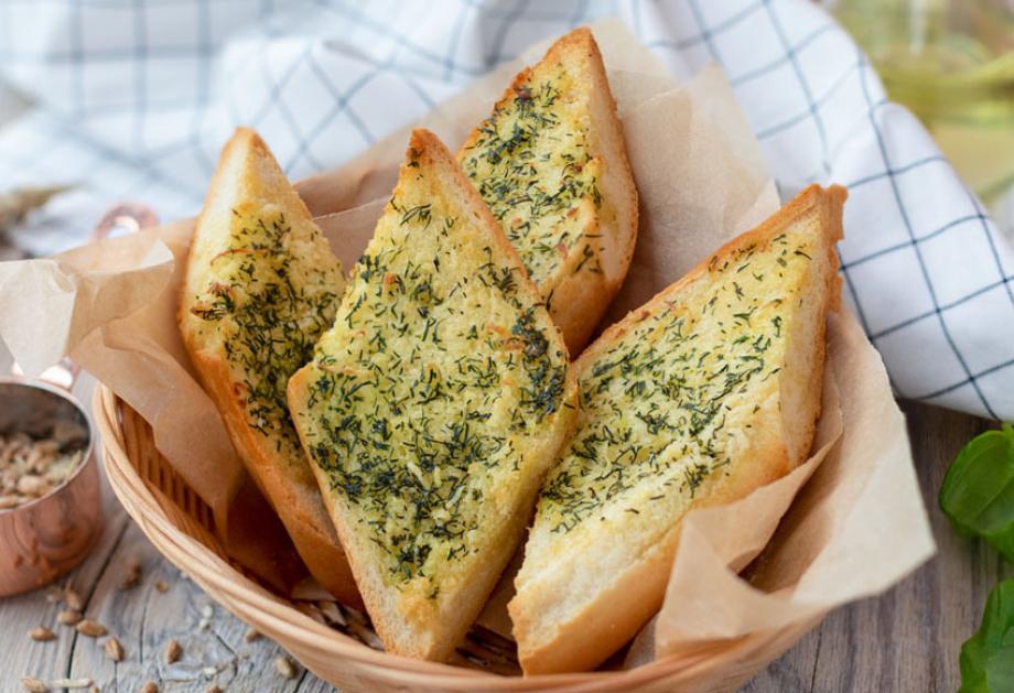 Рецепт хлеб чеснок масло. Чесночный хлеб. Чесночный багет. Хлеб с чесноком и зеленью. Хлеб с чесночным маслом.
